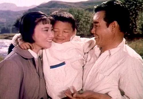 整个七十年代张勇手演的角色都偏老气，《啊摇篮》里的肖旅长也是，影评都说这电影配角