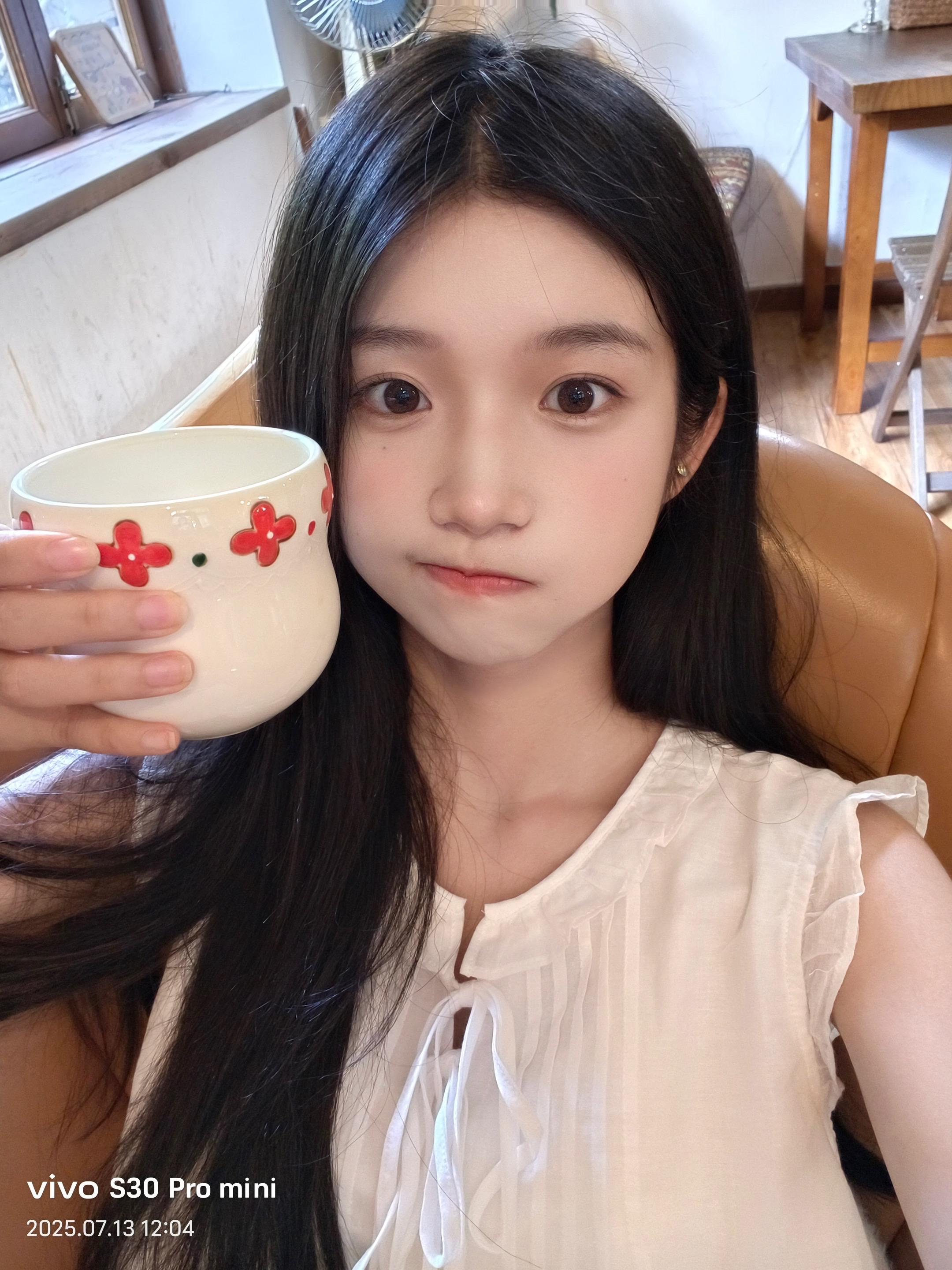 拼命地刷存在。
