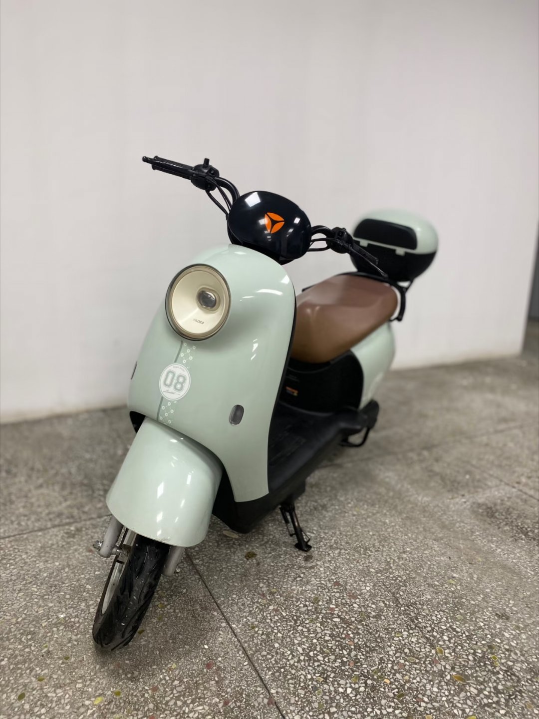 建议晚上把电动车夹被子里我的电车夏天充满电还能骑一周呢，等到了冬天就能骑三四天啦