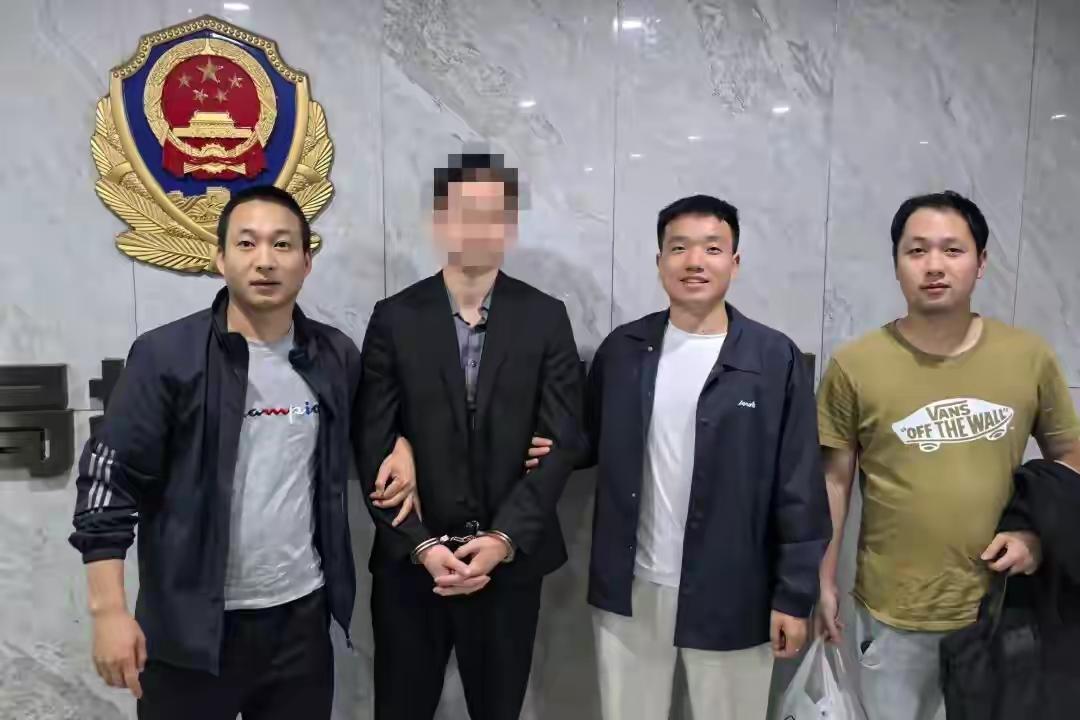 狸猫换太子！百万现金变练功券
犯罪嫌疑人刘某曾搞过贷款中介，专门物色年纪大、有贷