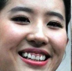 神仙姐姐那么美，都有缺点，大笑的时候，牙龈外露，怪不得老话说得好，人没有十全十美