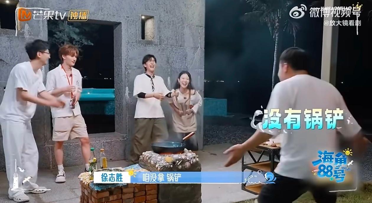 徐志胜炒鸡像演了段小品 《海角88号》徐志胜做饭现场一片哈哈哈的快乐，就和演了一