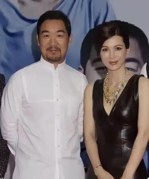 站在张国立旁边的这位美女是谁啊！美得太惊艳了，端庄秀丽，气质高雅，她演技精湛，为