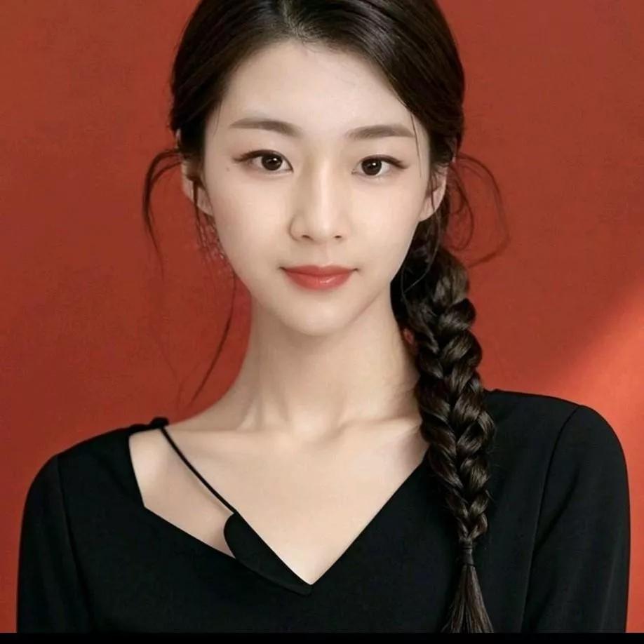 温婉优雅，一缕黑发，尽显古典之美温婉长发少女 东方气质美人 温婉出众 高级感黑发