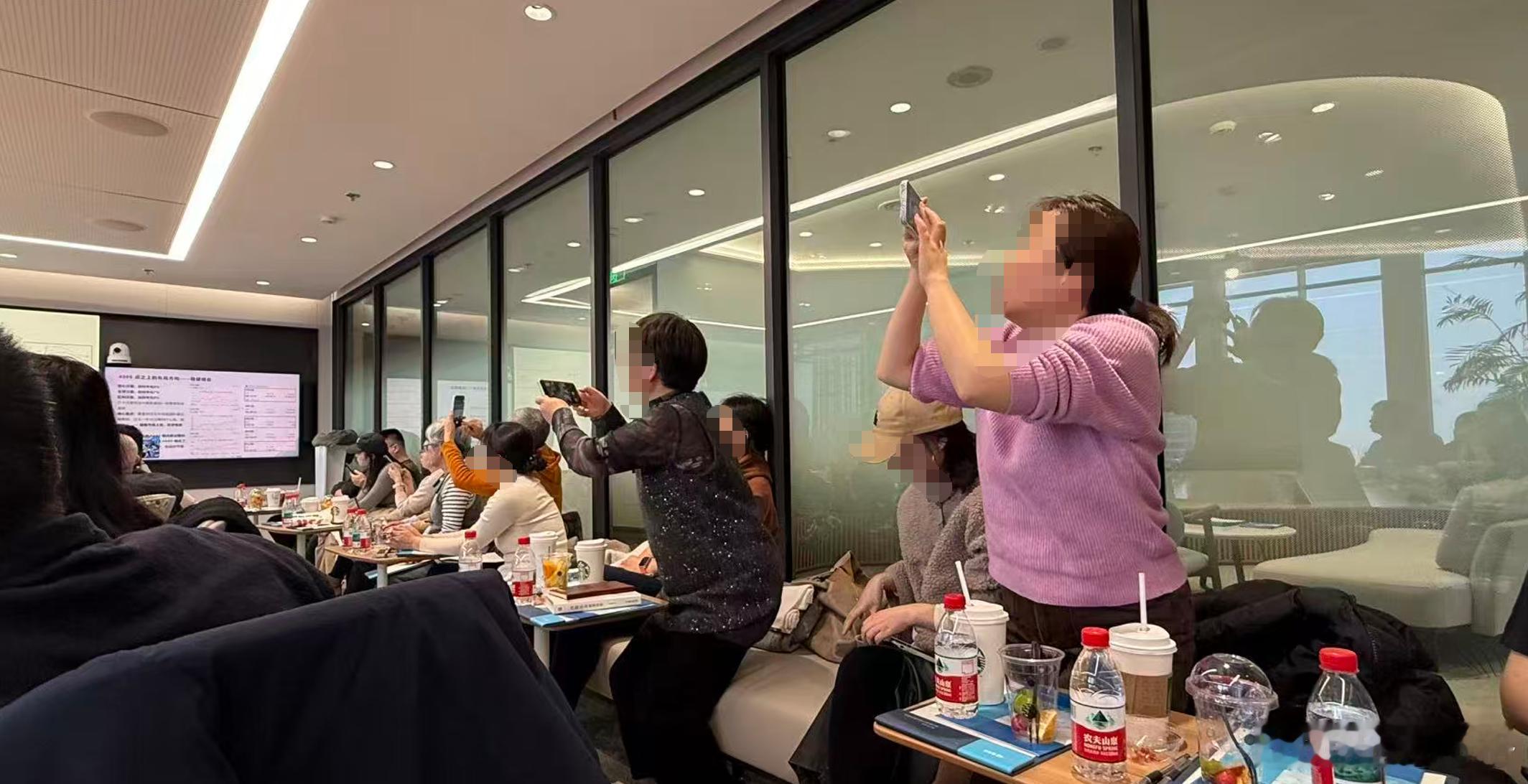 见识到“存款搬家”的真实案例了~ 汉堡团第12场现场有人提了个很有代表性的问题—