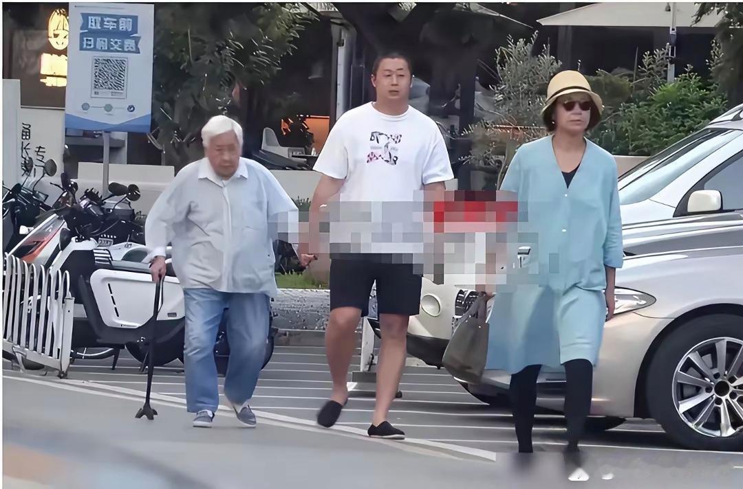 蒋雯丽因儿子顾和和近照曝光而登上热搜。
蒋雯丽携91岁老母与儿子逛街被偶遇，一家