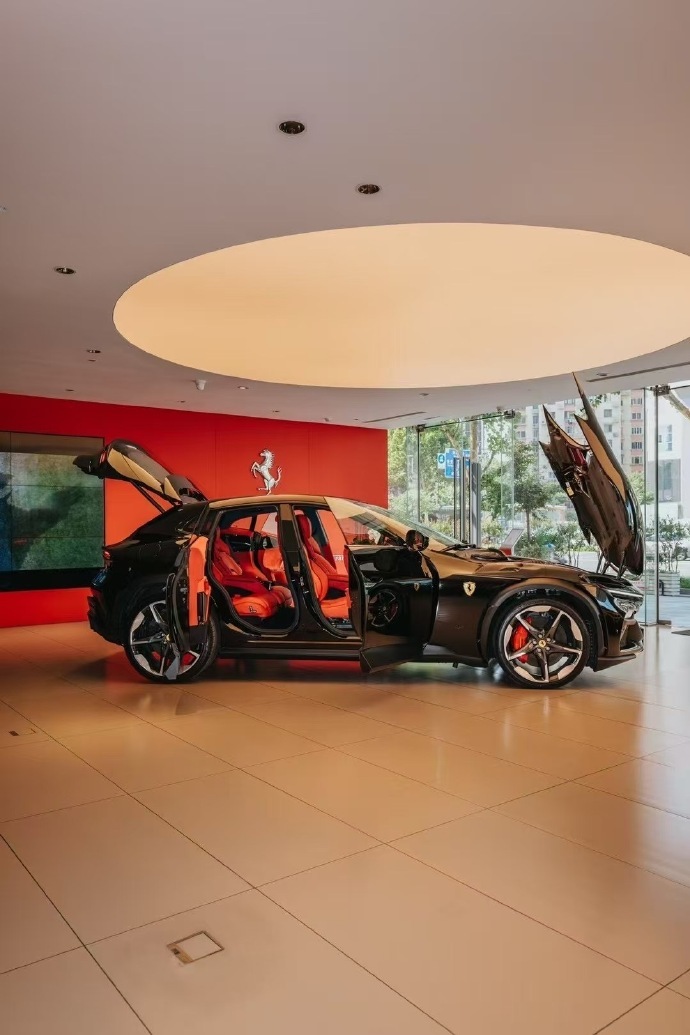 法拉利FUV purosangue！500万的顶级SUV车型！质感直接拉满！ 