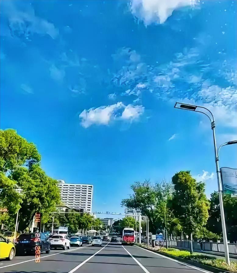 今天是7月30号了。我奉劝各位一句：从中午到下午六点之前，能不出门，就别出门。