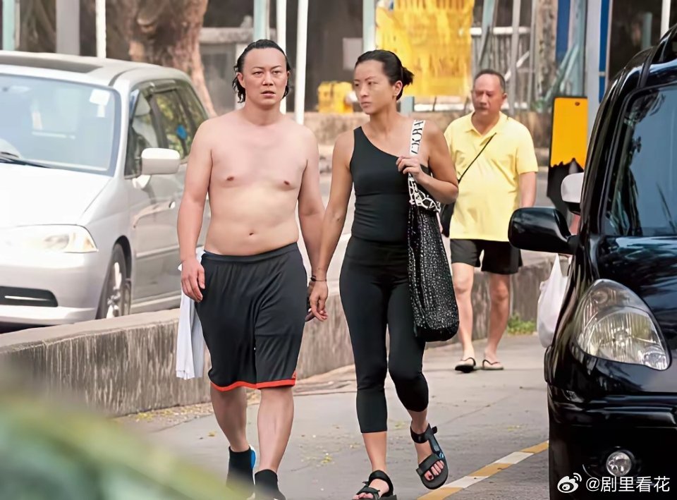 看看这是香港的大明星，光着膀子就敢上街，就他这级别，这要在内地，必须西装革履，前