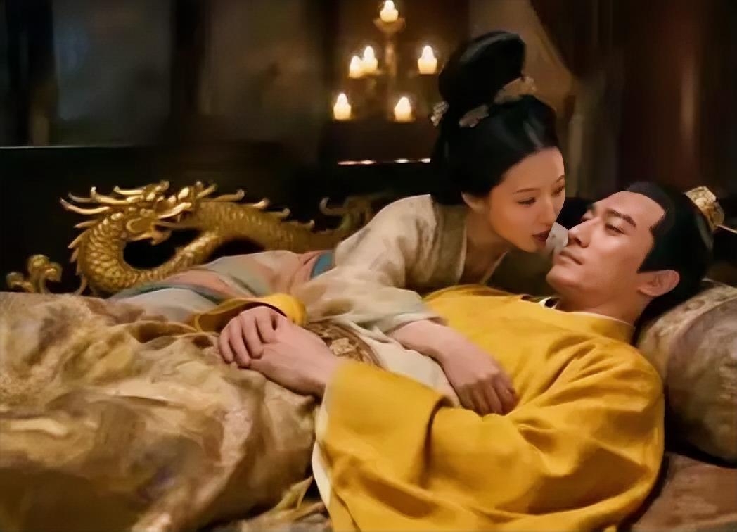 公元710年，李显召上官婉儿侍寝，缠绵过后，上官婉儿靠在李显胸膛，轻声提醒：“陛