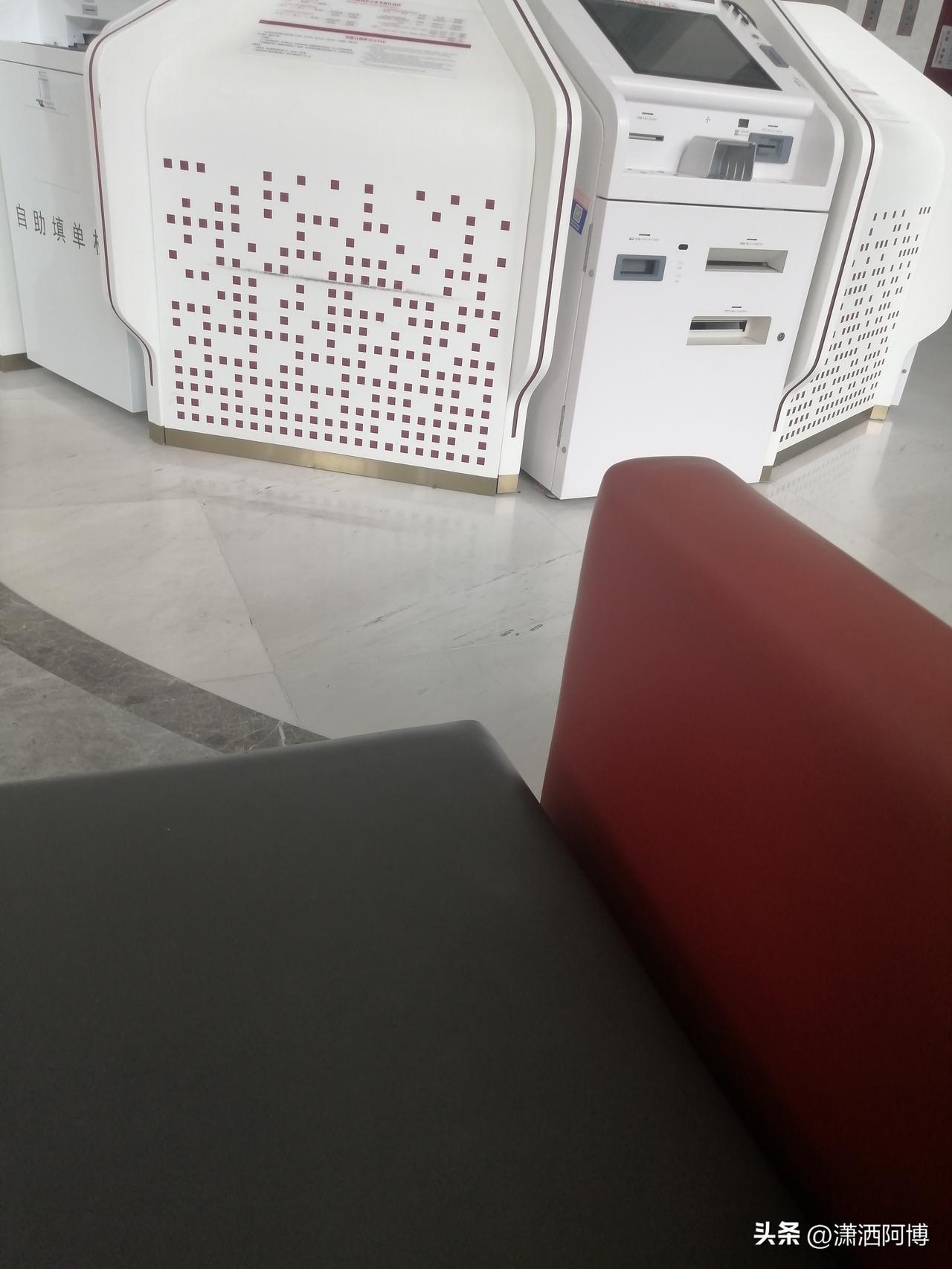 今天35℃高温，室外赤热炎炎。我需要到一家银行办业务，在网上查了一下这个银行是两
