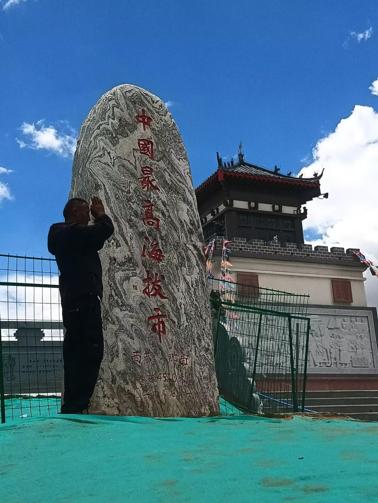 历经风雨，方知人间真味
 
曾以为人生是一条铺满鲜花的坦途，怀揣着满心的期待与热