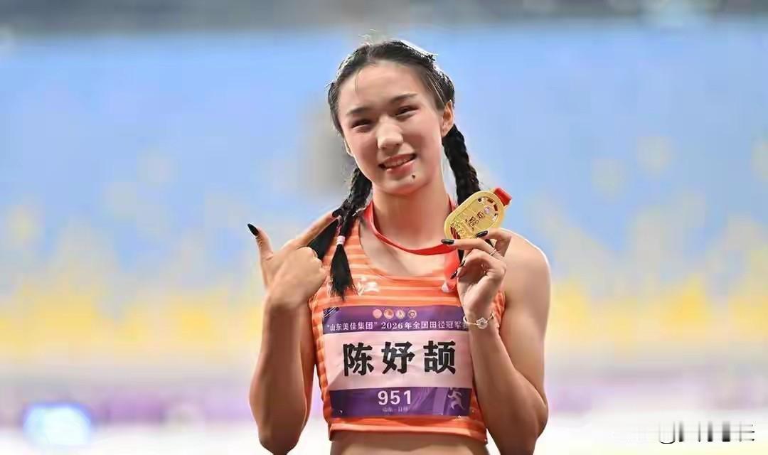 陈妤颉跑出11秒06后，
全网都在扒她到底什么来头。
扒完懵了：她妈黄叶静百米1