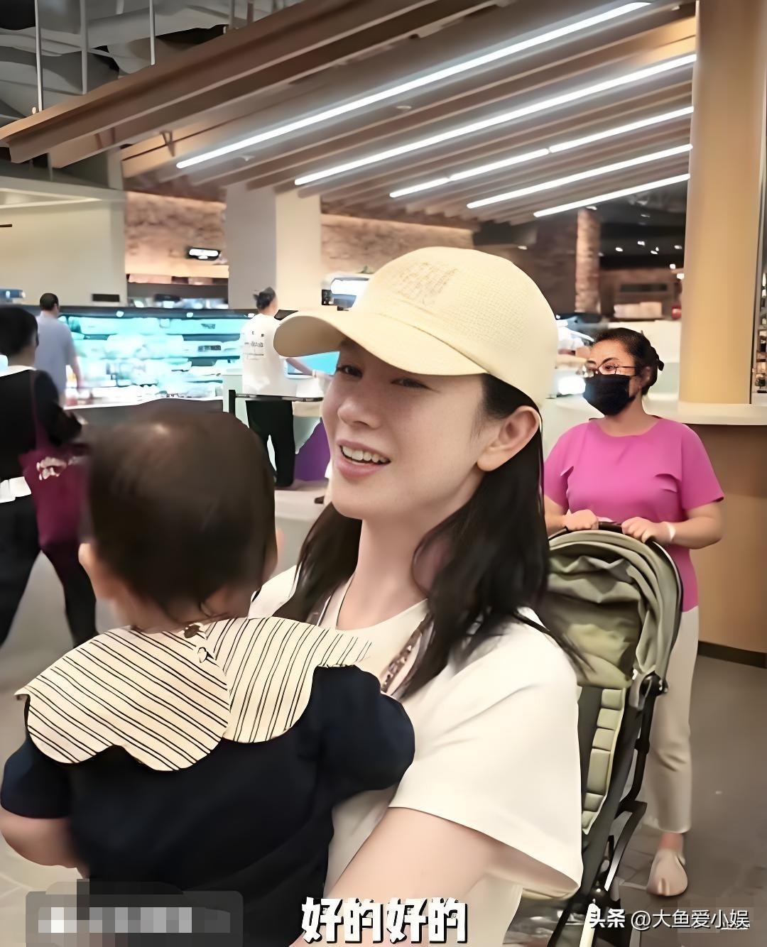 张檬一手抱着儿子，有点不敢相信的问：“一个西瓜200多人民币？”

当她等到小五