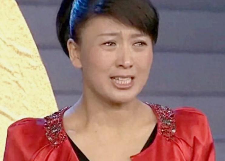 其实闫学晶说的是实话，她生活在高收入那个群体里百八十万是门槛层。
 
她要结交朋