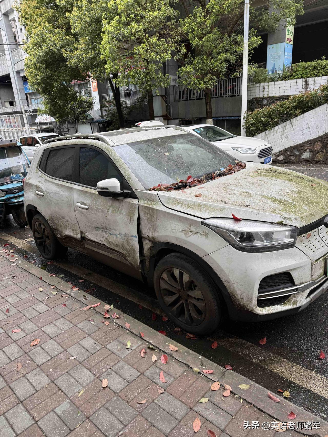 最近看到两则和车主有关的事儿。上海一位车主的保时捷停地下车库半个月，赶上梅雨季，