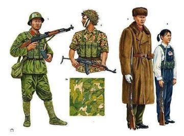 抗美援朝期间，两名女兵在战争间隙于树林中的合影。建国初期，我军深受苏军军服制式的