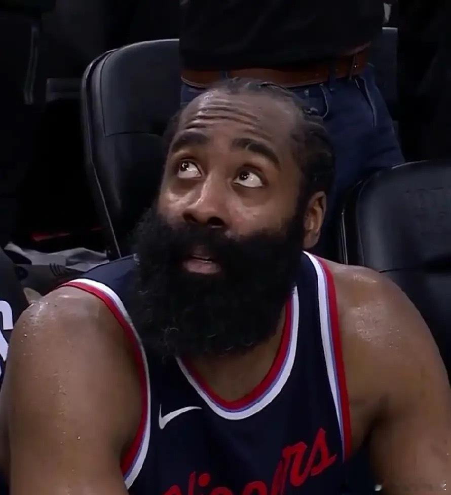 随着一波5连胜！！！快船11胜21负排名西部第十三！！！场均得到：111.5分（