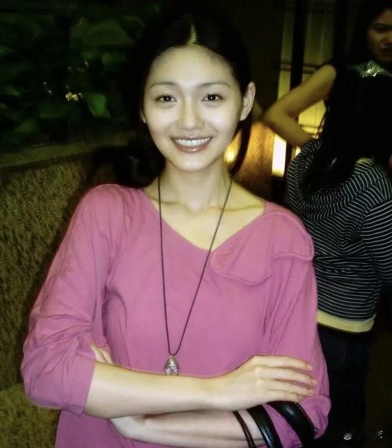 我觉得徐熙媛这个雕像存在的意义大于像与不像，因为熙媛生前遭受了太多的网暴见够了这