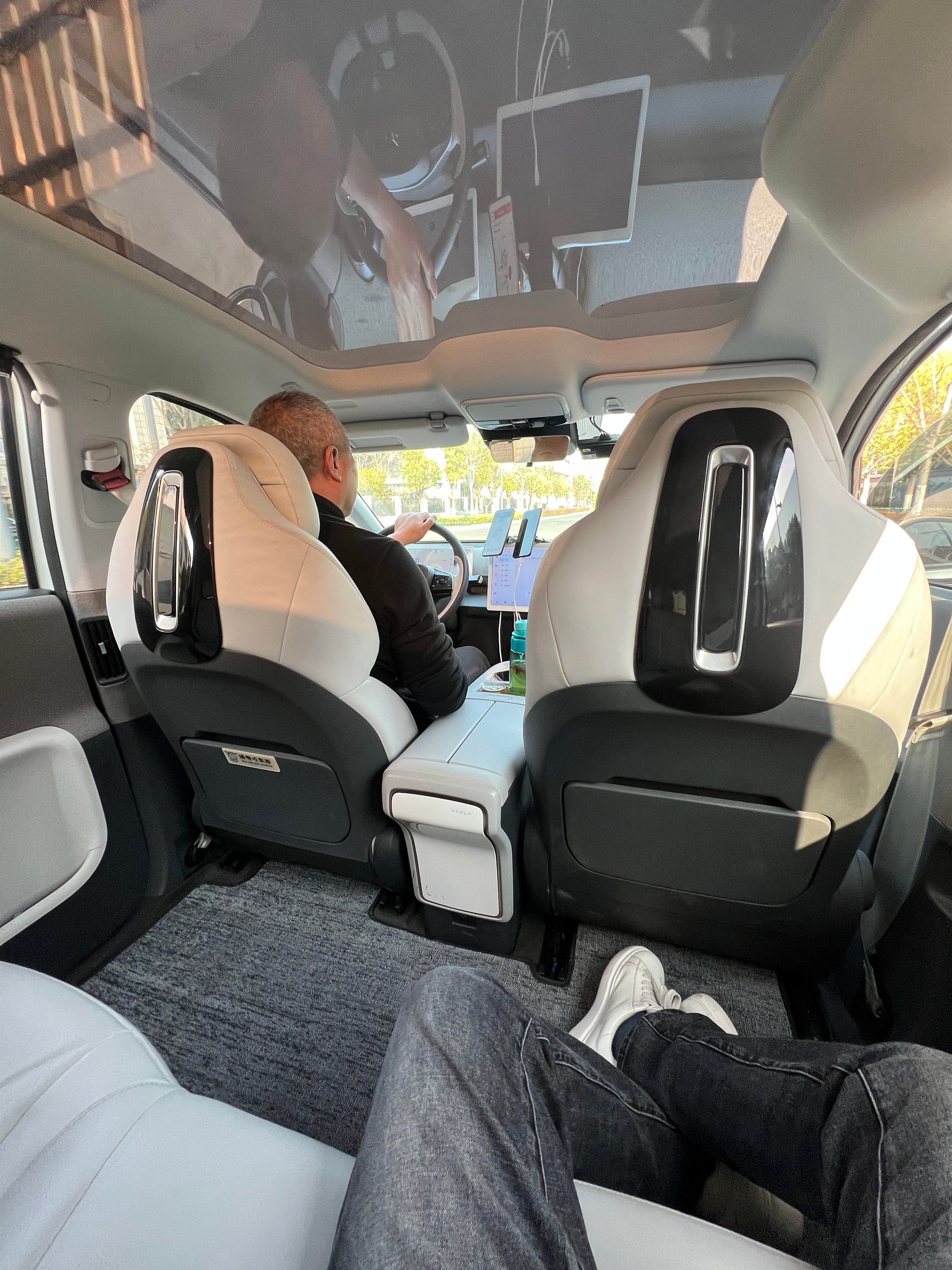 极狐考拉S后排空间真的大到离谱，打车打到这车就感觉赚到了。 