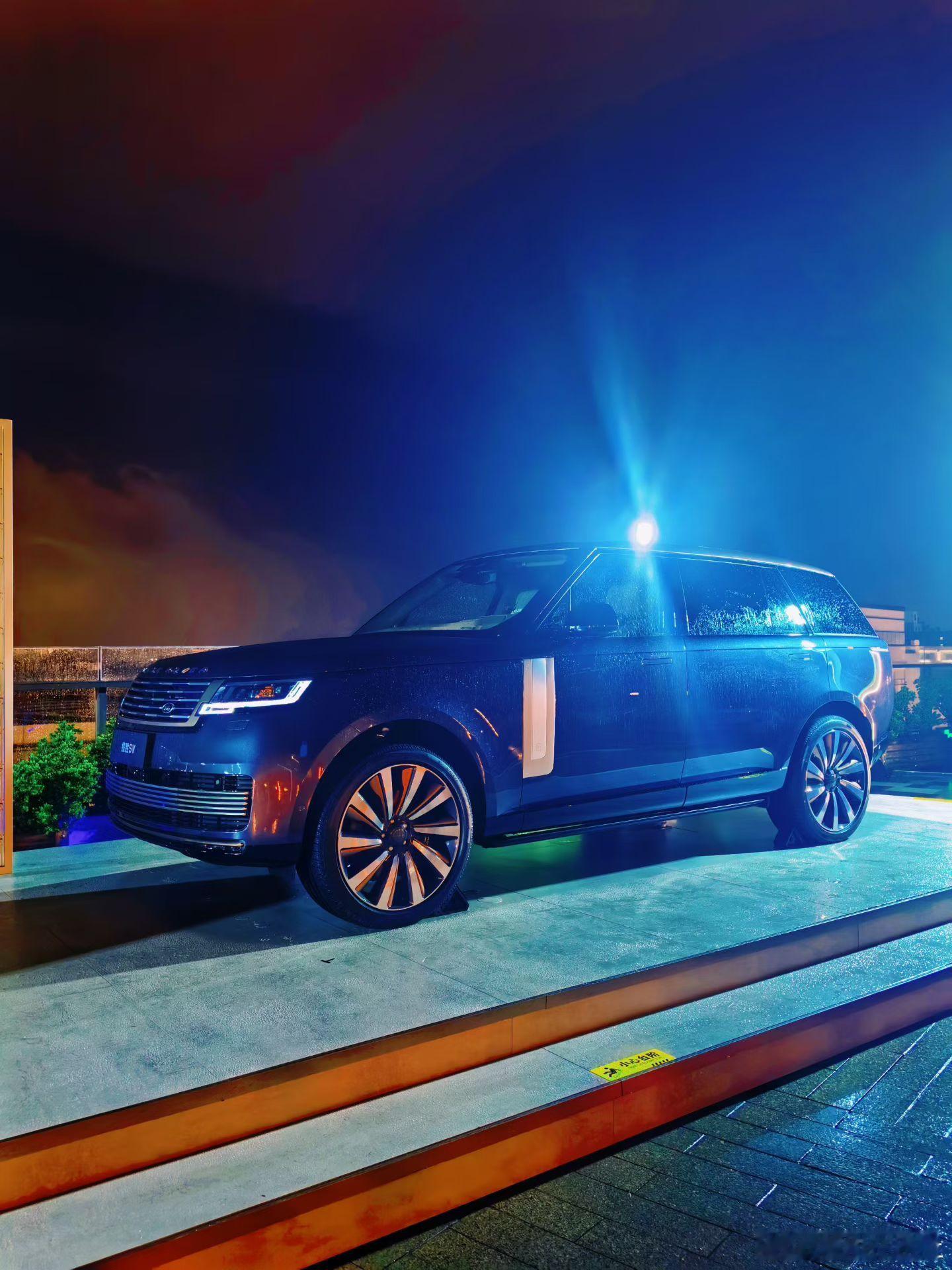 揽胜回应被模仿 在2026揽胜之夜上官方表示：揽胜是“被致敬最多的豪华SUV”。