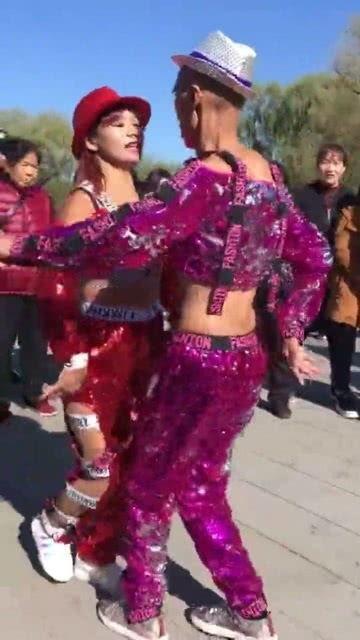 一个70岁的老人还能唱会跳吗?一个70岁的老人是有可能唱会跳的。
       