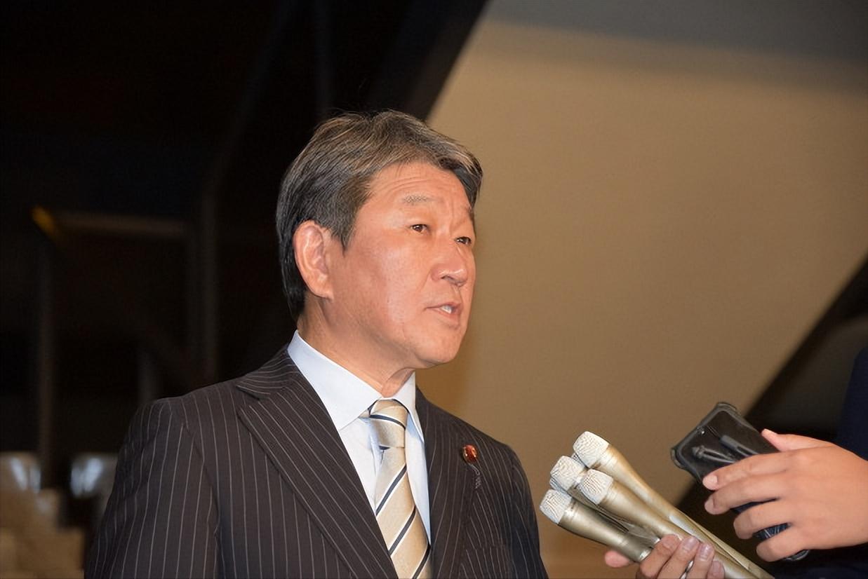 记者把话问到脸上，日本外相仍不肯说：台湾问题属于中国内政。

2025年11月2