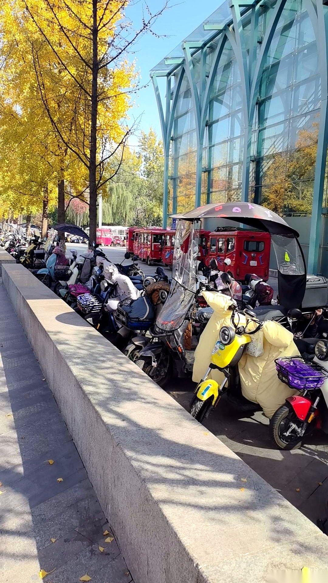 妈耶，刚才，就刚才，差点就交代在人行道上了。
一个外卖小哥，骑着个电动车，“嗖”