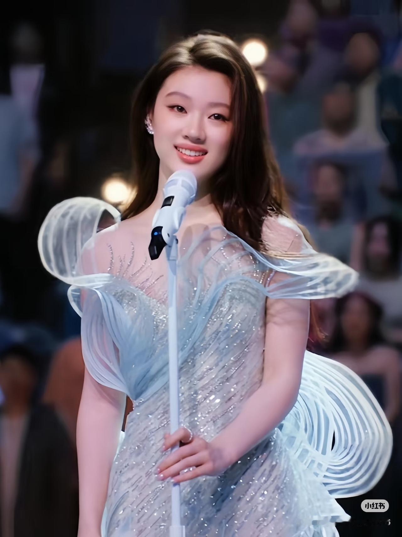 单依纯被夸华语乐坛“老来得女” 这评价真不夸张 第一 现在乐坛新人多 但能像她这