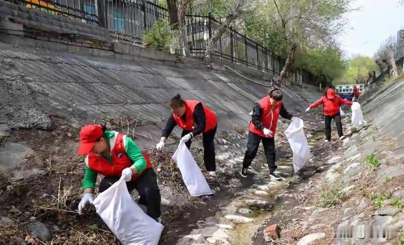 和平渠誉为乌鲁木齐的“母亲河”。
   1986年4月10日，乌鲁木齐团市委组织