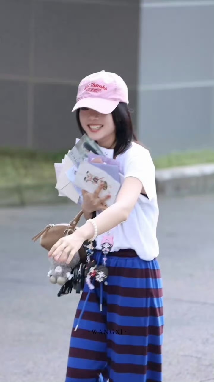 赵今麦捧着信给粉丝鞠躬，好真诚的小女孩🥹把粉丝的爱捧了满怀