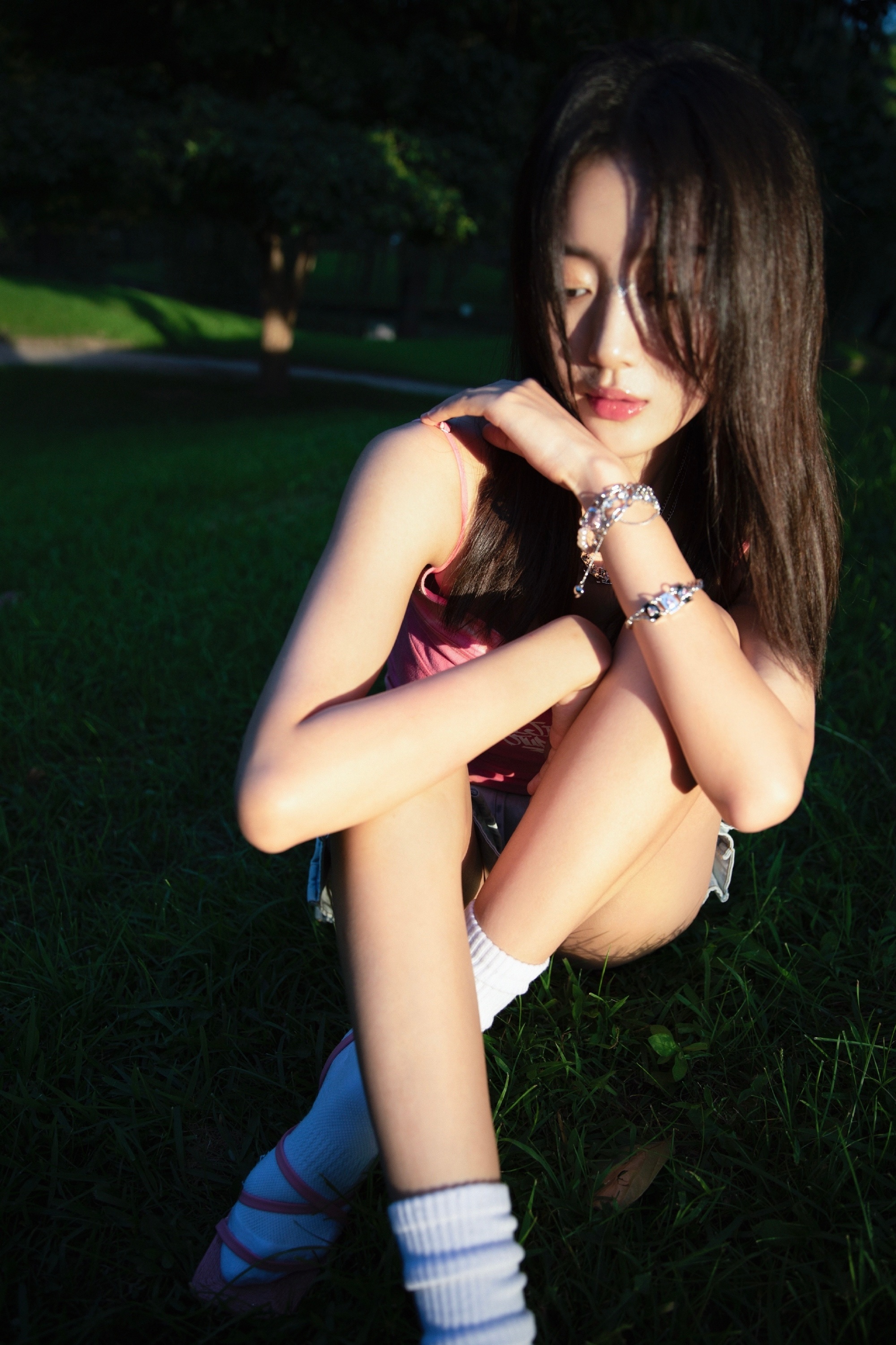 王梓薇，小白裙穿搭，大长腿好吸睛。王梓薇