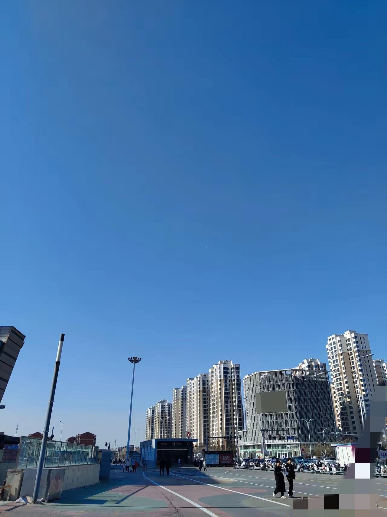 生活里真有个很有意思的现象：经济条件越好的家庭，

孩子反而越少；条件一般的家庭