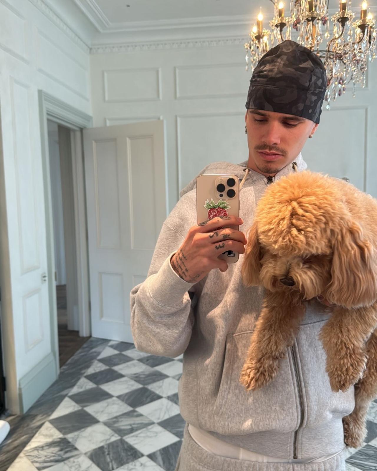 贝克汉姆的次子罗密欧·贝克汉姆（Romeo Beckham）完美承袭了家族的俊朗