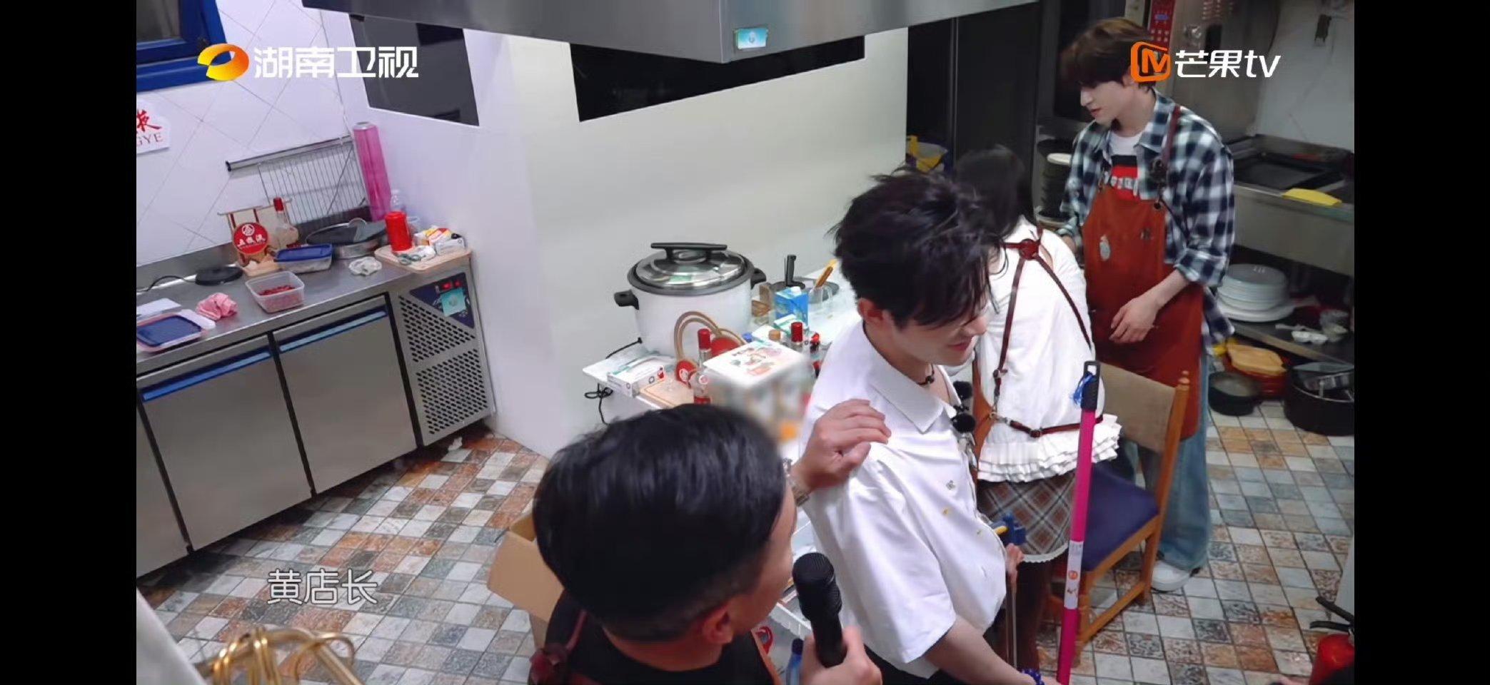 黄晓明唱上海滩浑身都是戏晓明哥又来上才艺啦！在中餐厅上唱上海滩把大家都逗笑了！怎