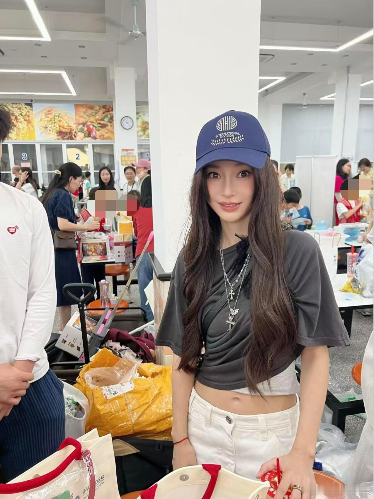 angelababy参加小海绵学校公益活动baby参加小海绵学校公益活动了，还跟