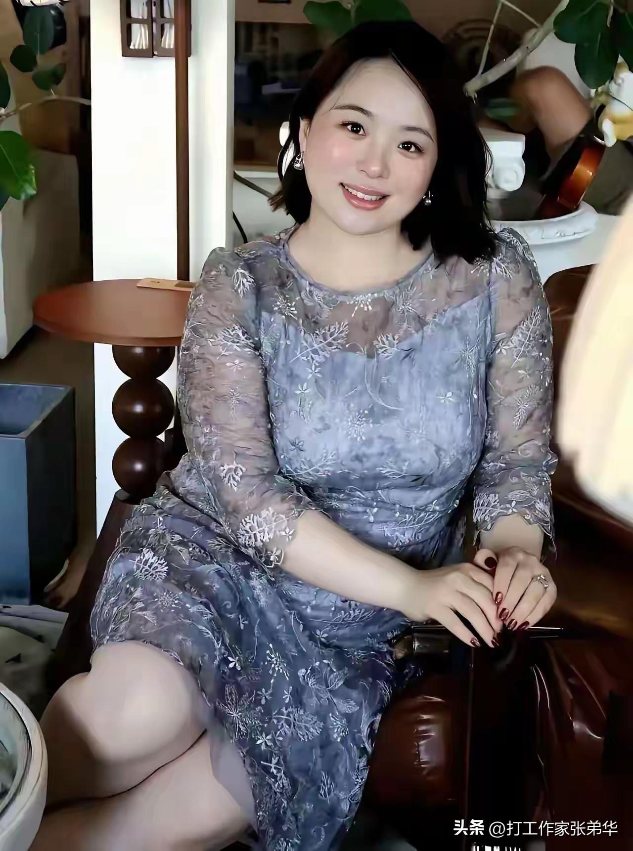 美女脸上富有胶原蛋白，这个年纪了，能有这样的身材和脸蛋，是个女人都羡慕！