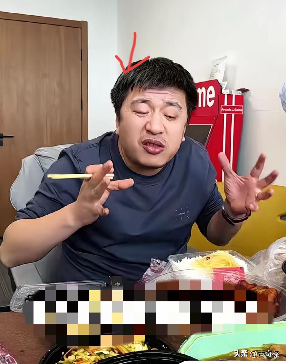 这是张雪峰最后一次直播

他正坐在堆满外卖的桌子前，一边吃一边讲解。这个时候的他