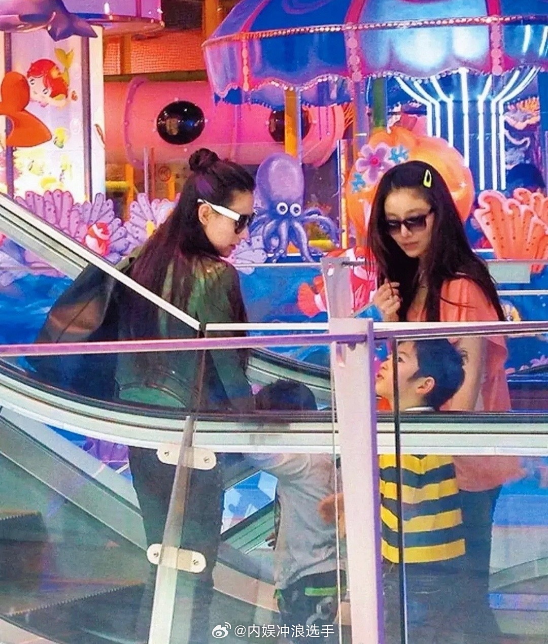 林心如与张柏芝母子逛街旧照林心如与张柏芝母子早期同框照 林心如与张柏芝母子逛街旧