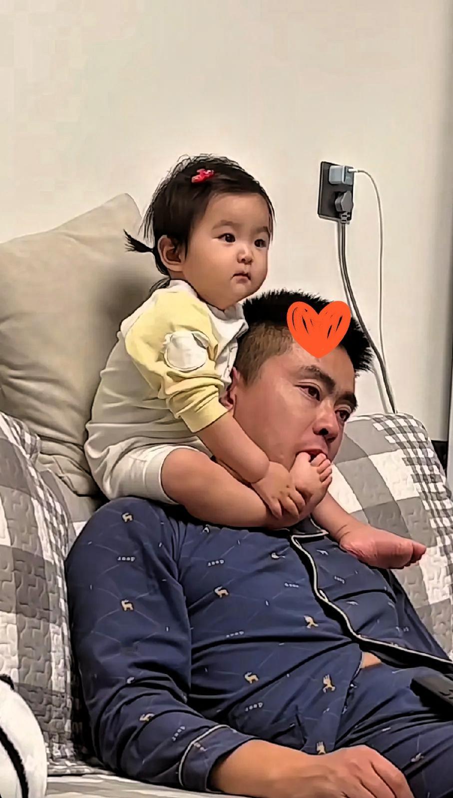 老婆洗完澡走出卫生间，撞见客厅里的一幕，直接笑到飙泪又心头一暖！

让老公帮忙带