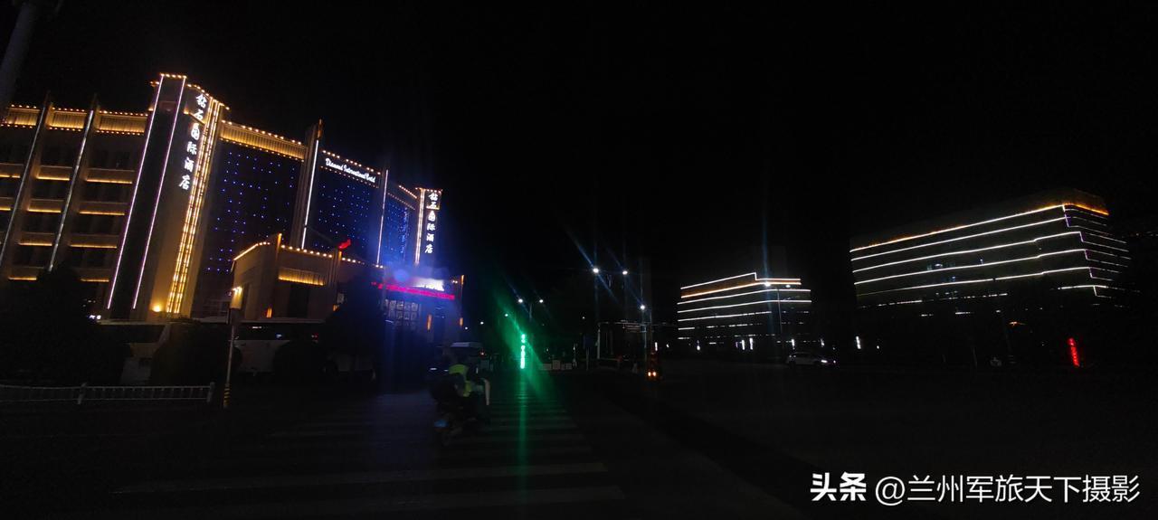 整治车场缴费广告乱象 还民生服务本来面目
 
停车场本是城市便民配套，扫码缴费本