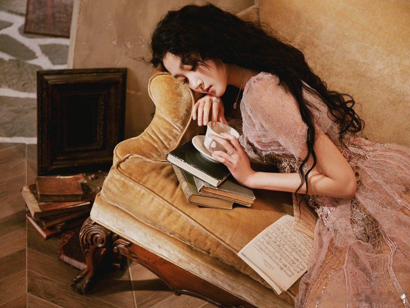 关晓彤的妆造正确 羊毛卷造型配古典公主风，关晓彤今晚妆造满分！从发型到仪态都无可