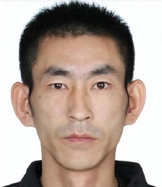 他三次入狱、开过赌场、当过"物业老板"，2018年那场宣判，旁听席长舒一口气。