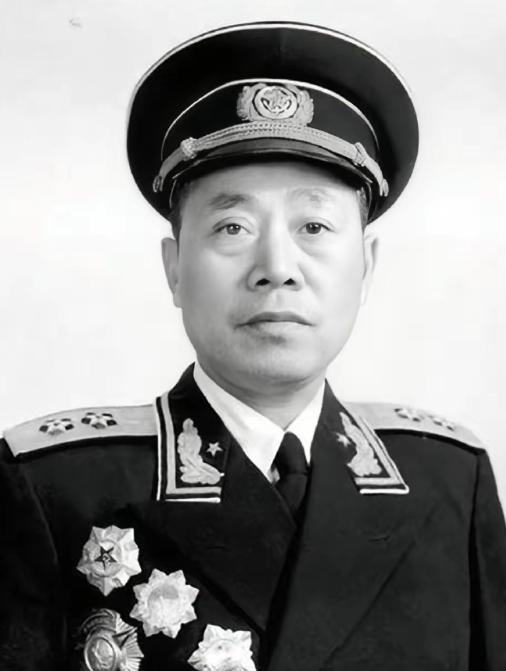 1942年，陶勇和海匪孙二虎洗完澡后，有人偷偷递来一封信，不识字的孙二虎随手递给
