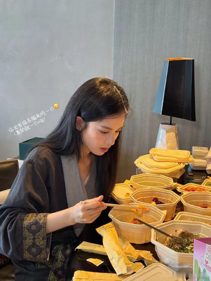 张婧仪私下状态张婧仪私下好接地气 私下也这么美！这个状态真的太好了！好鲜活可爱的