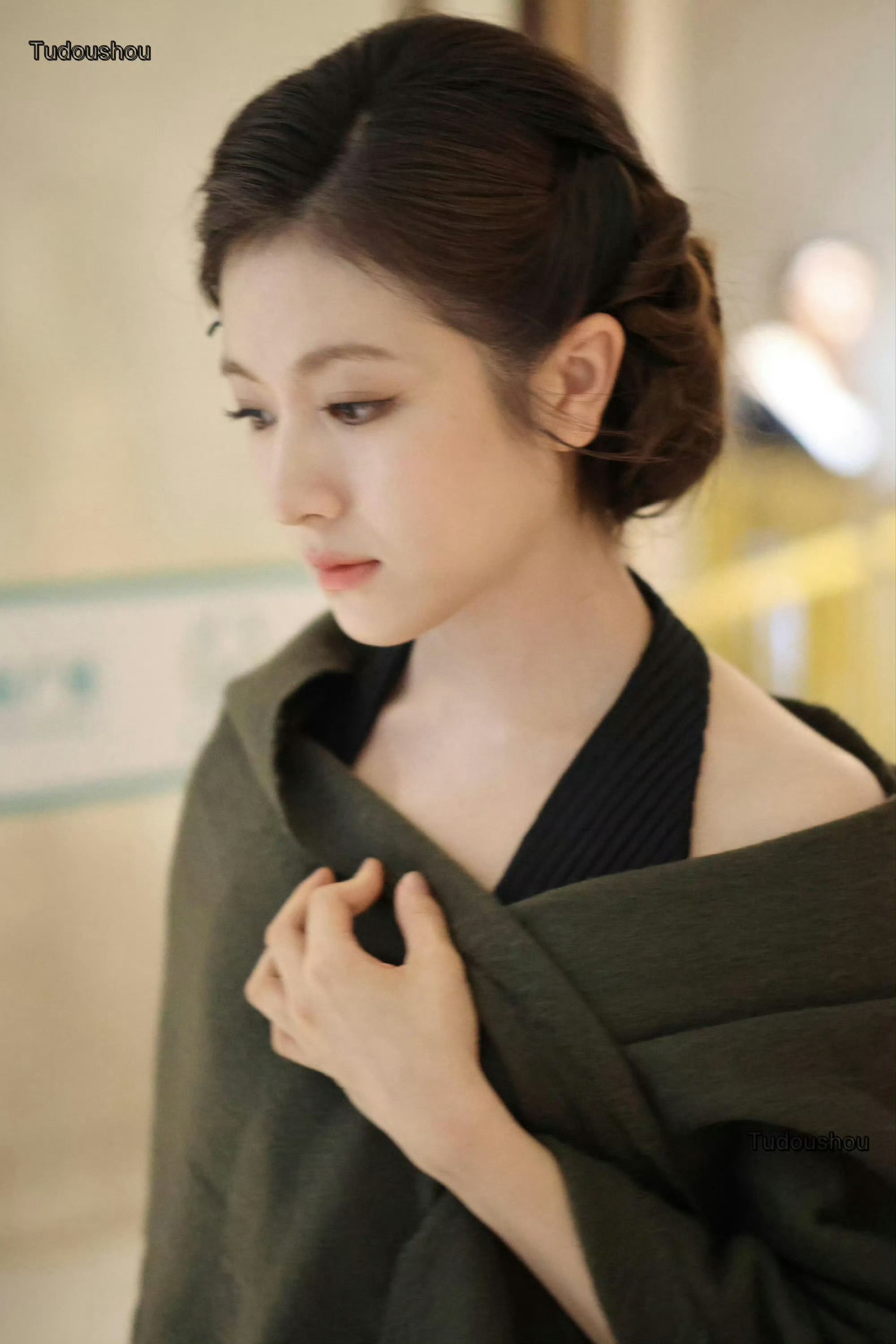 李兰迪公主盘发小黑裙李兰迪，美得恰到好处。一头青丝被精心盘起，露出流畅优美的天鹅