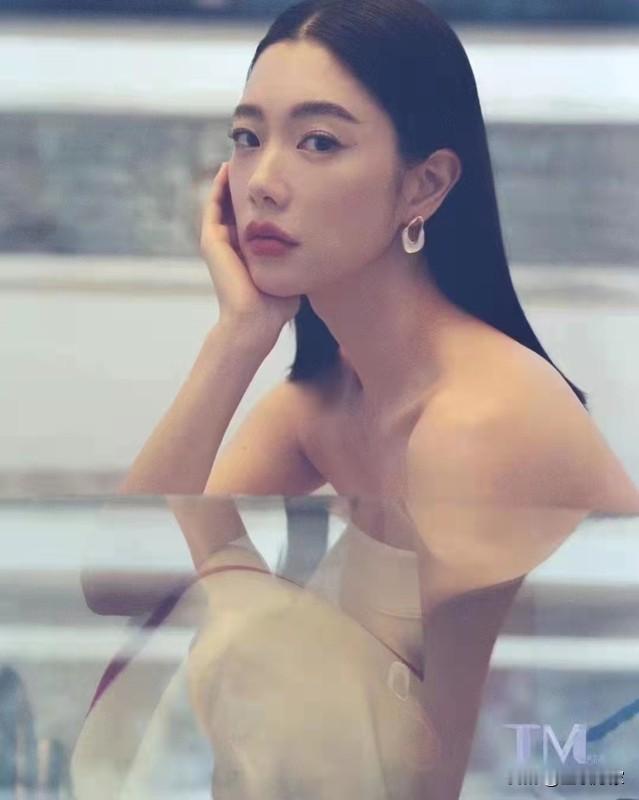 克拉拉离婚这事儿，真像一场精心策划的戏码。10月17日她官宣离婚，结束了六年豪门