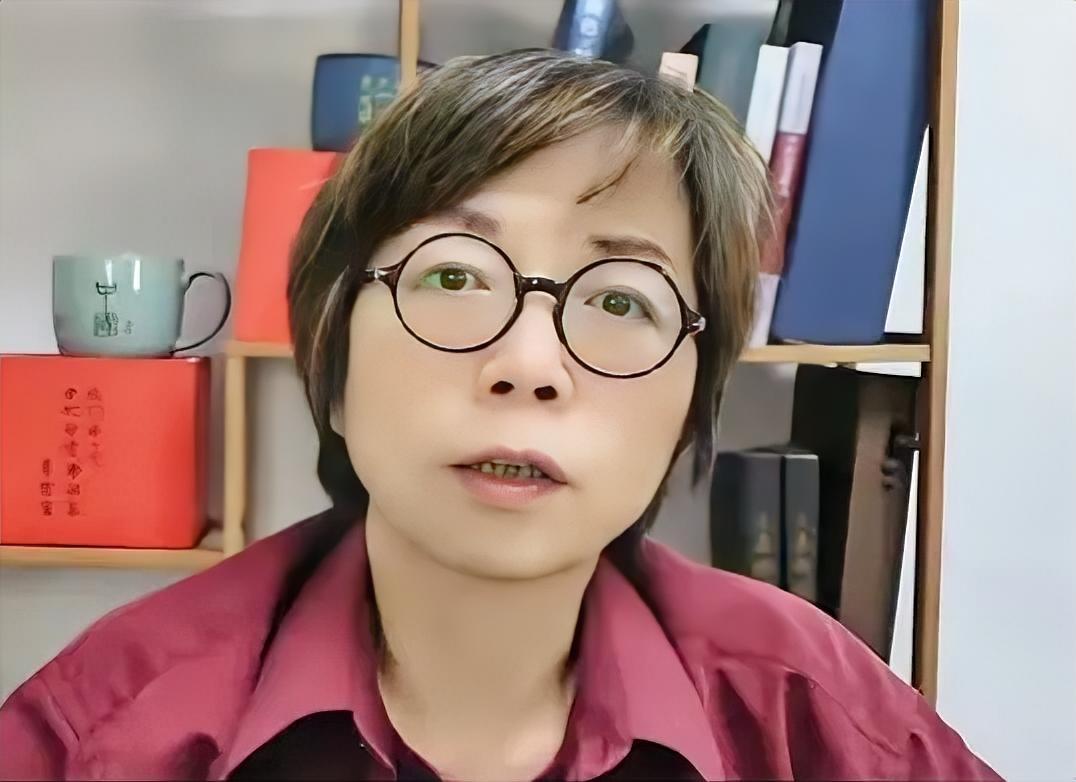 台湾名嘴黄智贤8月15日发文写道，“日本至今不承认侵略中国。不承认南京大屠杀。不