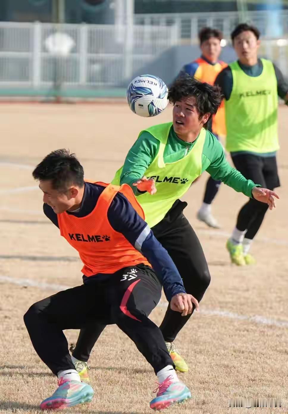 江苏盐城：“苏超”盐城队启动第二轮选拔 近百名球员亮相接受教练组考评
“苏超”盐