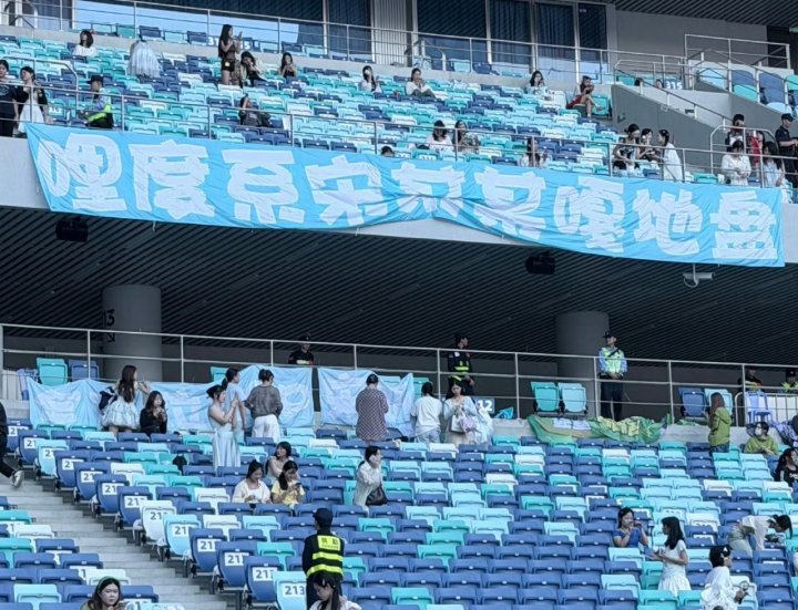 宋亚轩8年前的发博文案灯牌宋亚轩广州演唱会青海 宋亚轩8年前的发博文案灯牌！！！